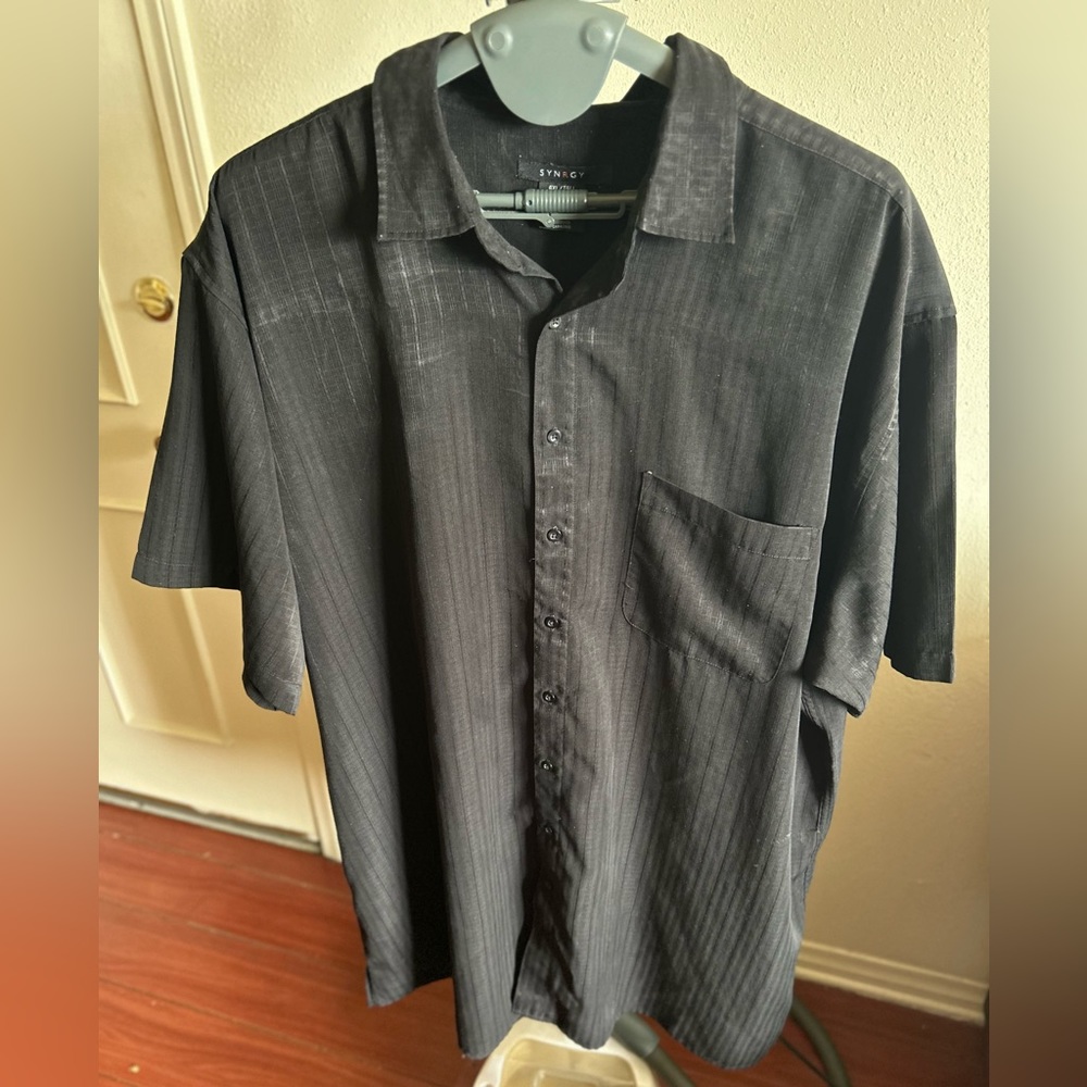 4XLT Synergy short sleeve button down with pockets. Stitch design.